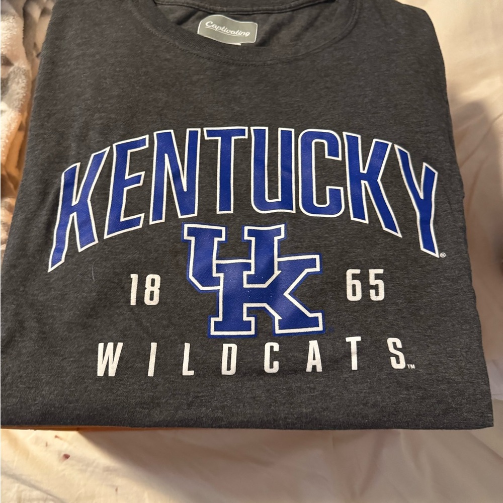 U of K Wildcats t-shirt - Picture 3 of 4